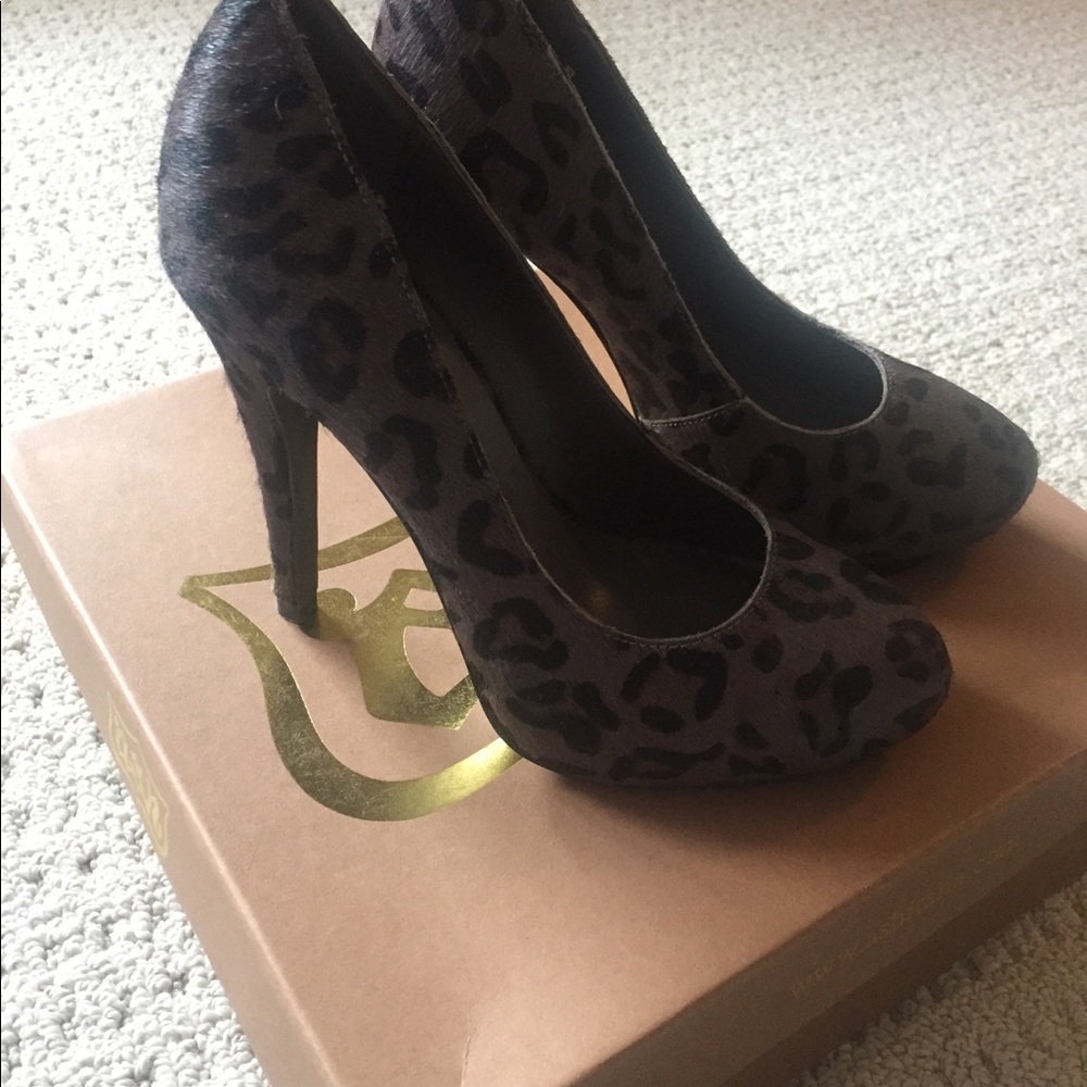Shoes - Picture 2 of 8